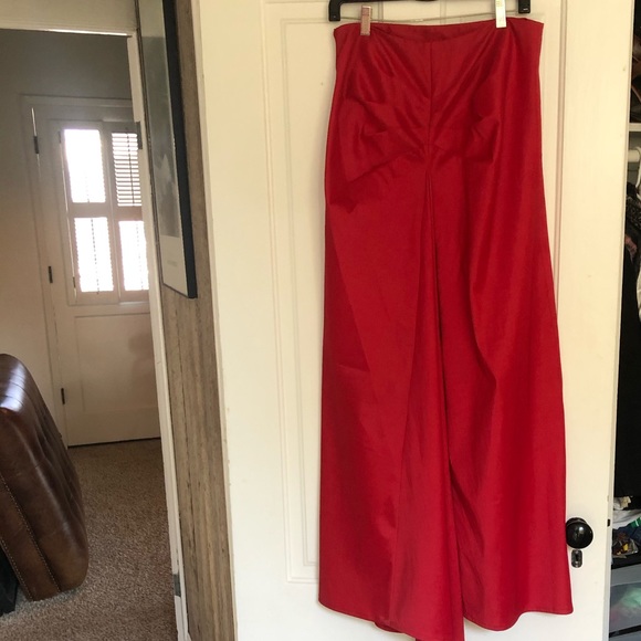 Veronique for W full-length red skirt - Picture 5 of 7